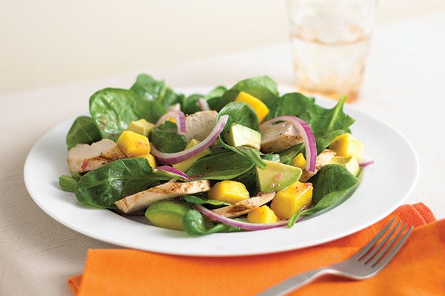 Ensalada de pollo, mango, espinacas